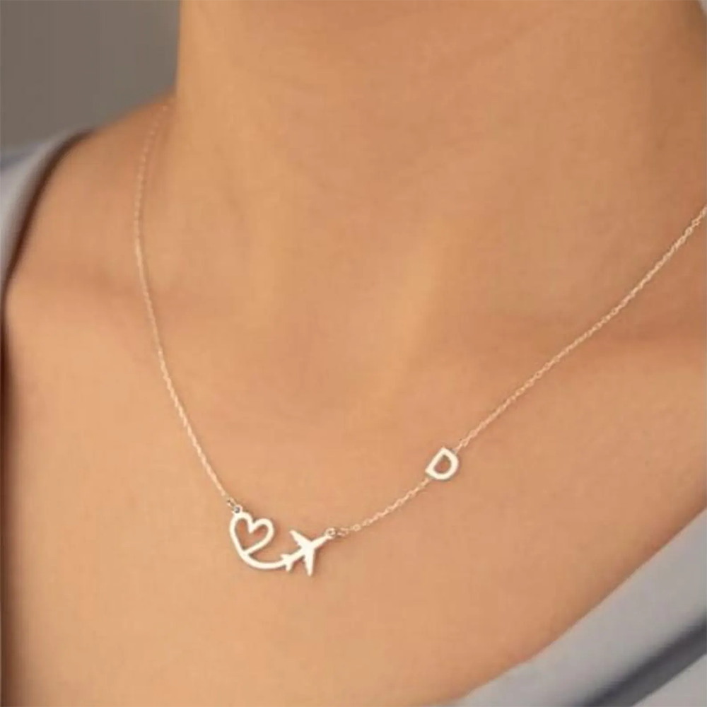 قلادة مخصصة على شكل قلب وطائرة - مراجعة Name Necklace Custom وسعره